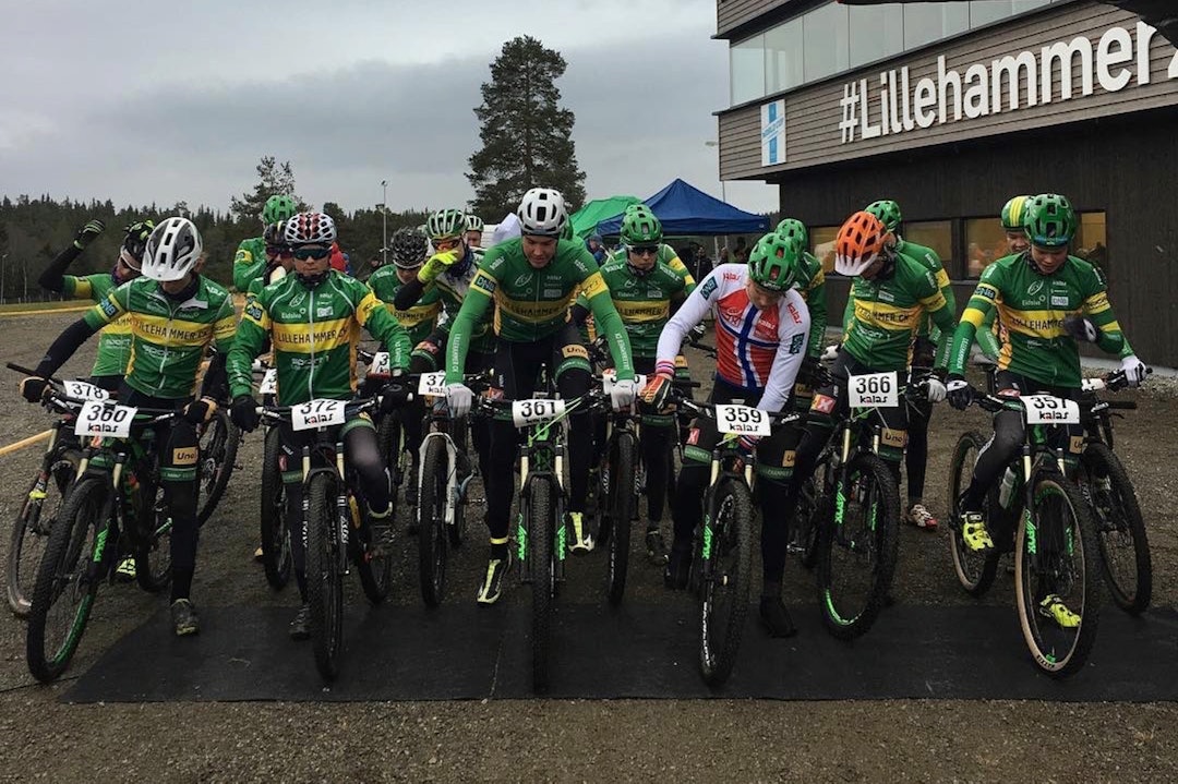 Startfeltet i Lillehammer CKs klubbmesterskap i oktober var en Norgescup verdig. Rytterne roser løypebyggerne for spennende traséer og gleder seg til Norgescup på hjemmebane i august 2017. Foto: Erling Høyem LCK Klubbmesterskap 2016 - Menn elite - Foto Erling Høyem