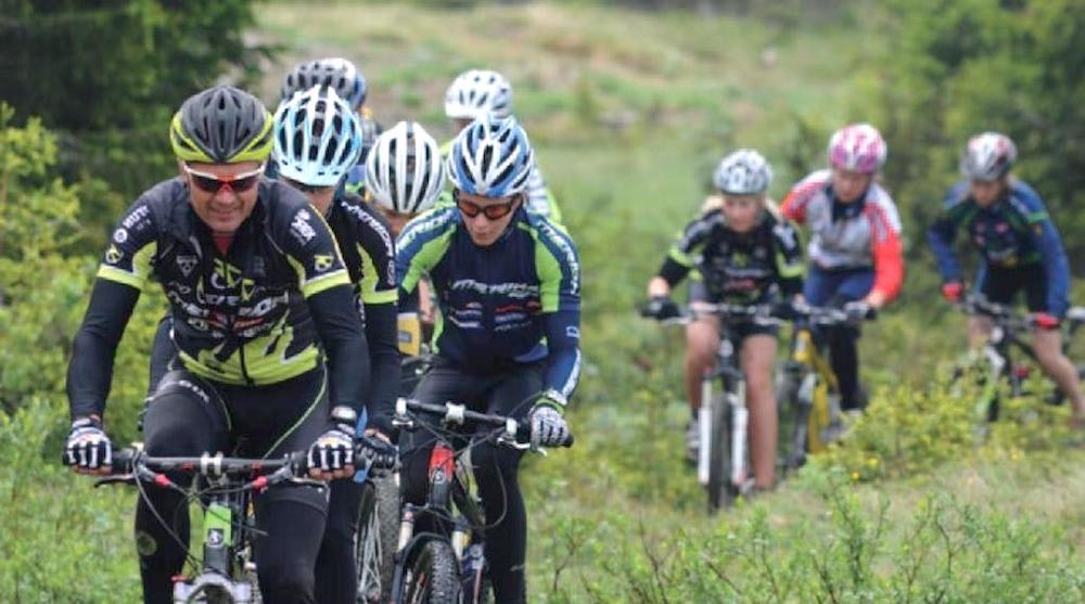 Jan Olav Beitmyren tror vektreglene vil bidra til å gjøre sporten mer inkluderende. Her sammen med en gruppe ivrige talenter på Skeikampen. Foto: Merida Terrengsykkelskole Merida Terrengsykkelskole Jan Olav Beitmyren 1000x557