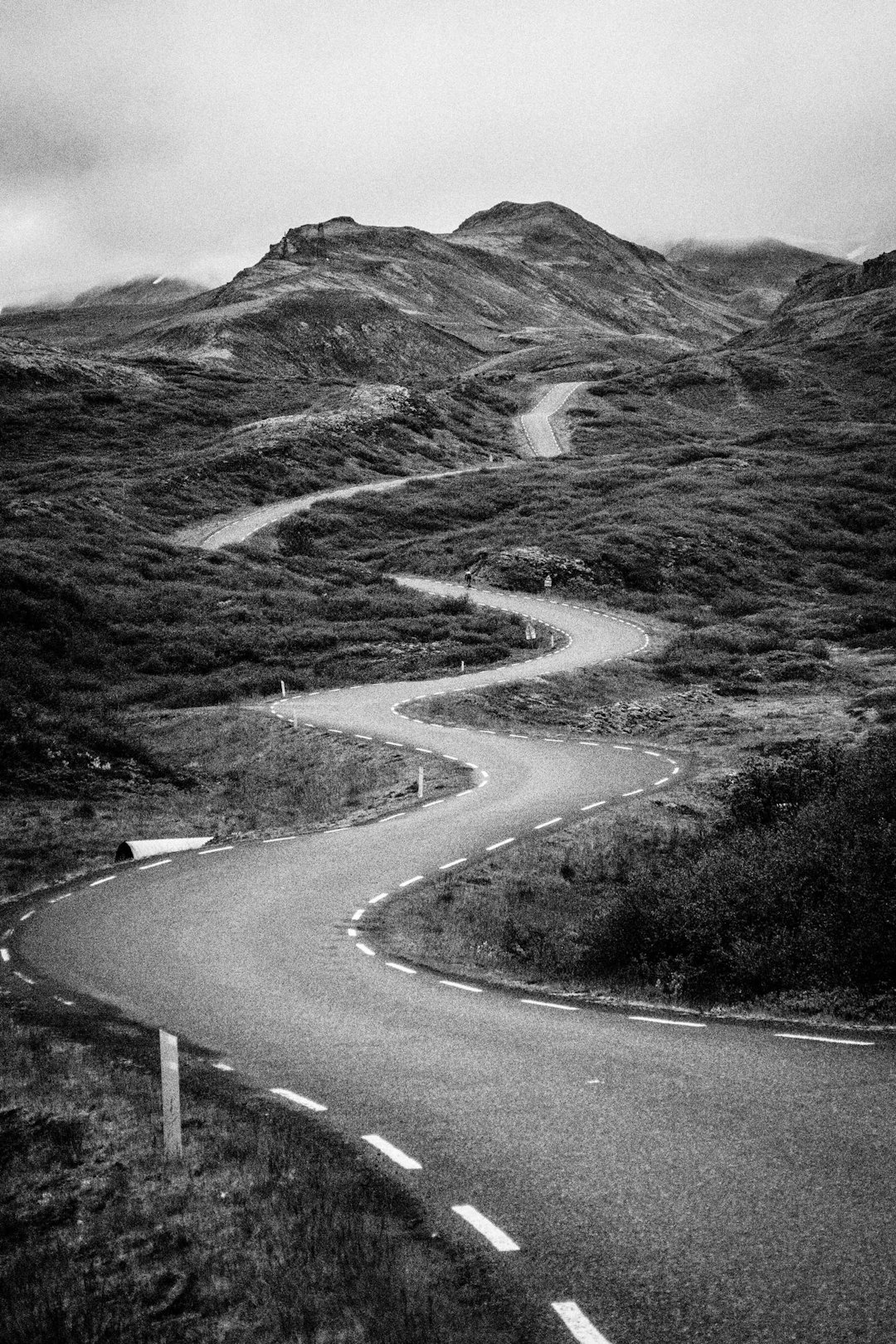 KRØLL PÅ KRØLL: Veiene rundt Thingvallavatn er stort sett svingløse, men den siste mila før returen gjennom fjellene er et svingparadis. Sabla bratt, sådan. KRØLL PÅ KRØLL: Veiene rundt Thingvallavatn er stort sett svingløse, men den siste mila før returen gjennom fjellene er et svingparadis. Sabla bratt, sådan.