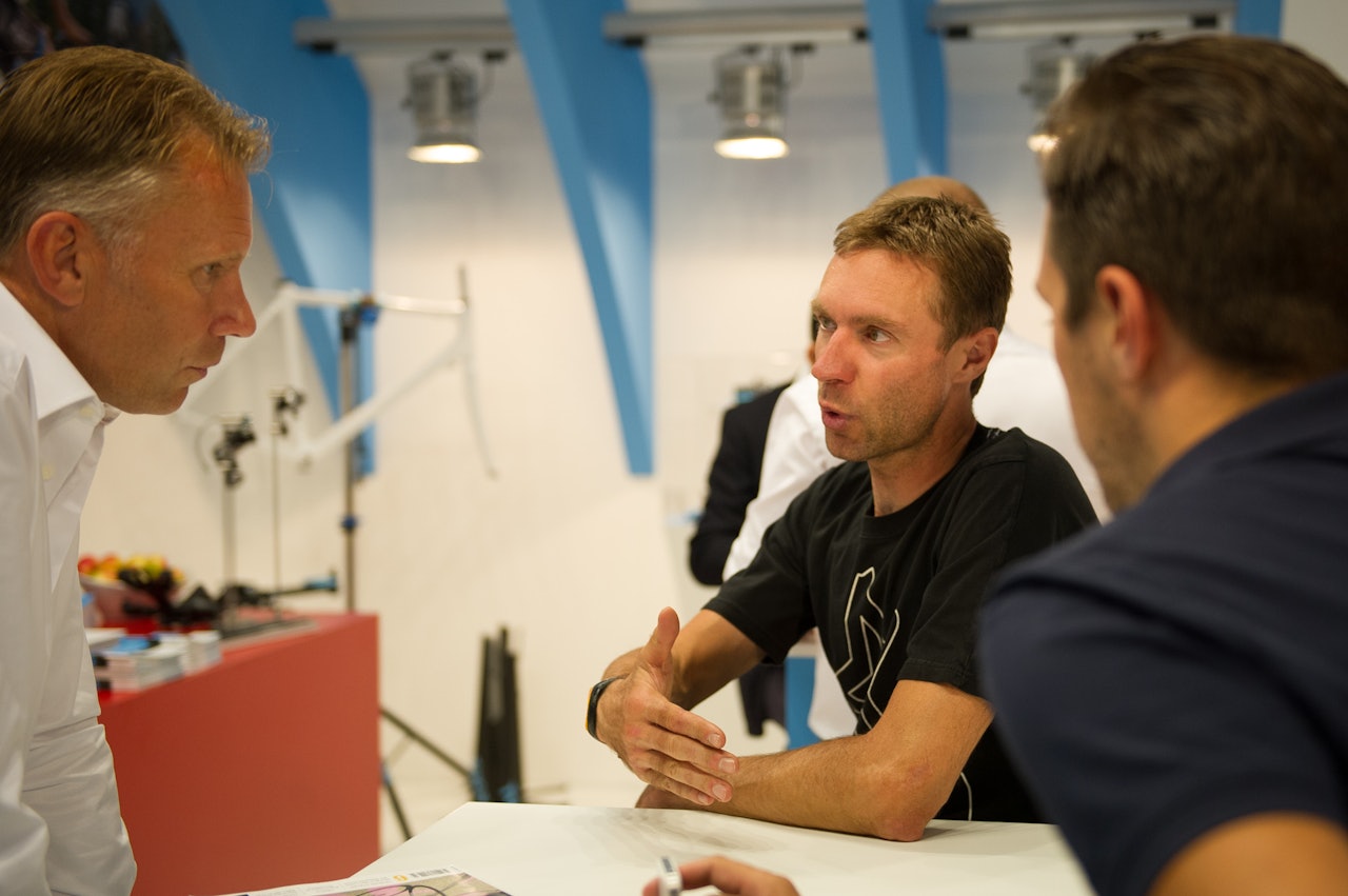 PÅ JOBB: Jens Voigt har besøkt diverse sponsorer i dag, med blant annet plakatsignering. PÅ JOBB: Jens Voigt har besøkt diverse sponsorer i dag, med blant annet plakatsignering.