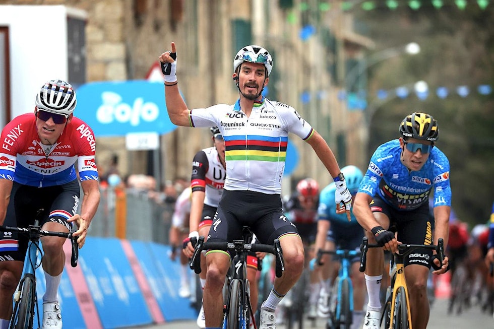 SIKKER: Alaphilippe jublet tidlig - denne gangen gikk det bra. Foto: Cor Vos. tirreno-alaphilippe