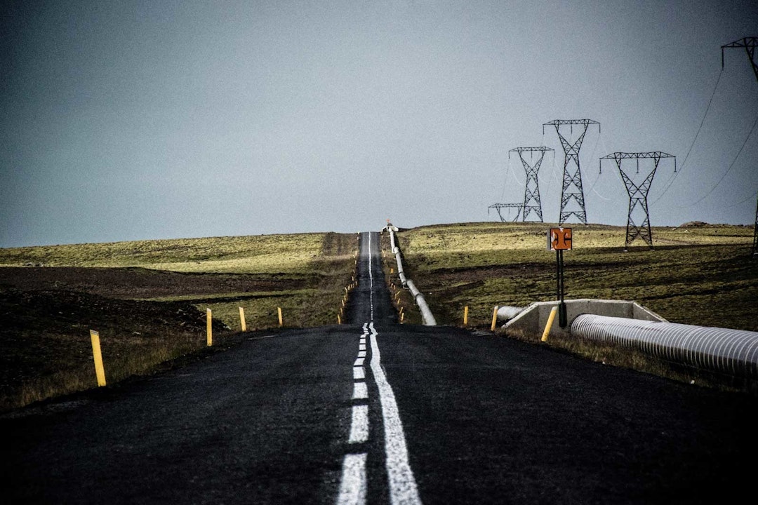 FJERNVARME: Rørledningen fra Nesjavellir går over fjellene på et ikke spesielt pent vis, før den følger denne veien helt til Reykjavik. FJERNVARME: Rørledningen fra Nesjavellir går over fjellene på et ikke spesielt pent vis, før den følger denne veien helt til Reykjavik.