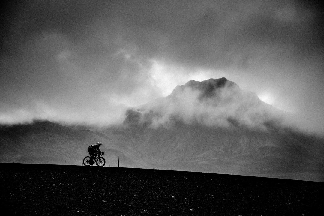 DOMMEDAG: Blåfjell i motlys. Syklister i motgang. DOMMEDAG: Blåfjell i motlys. Syklister i motgang.