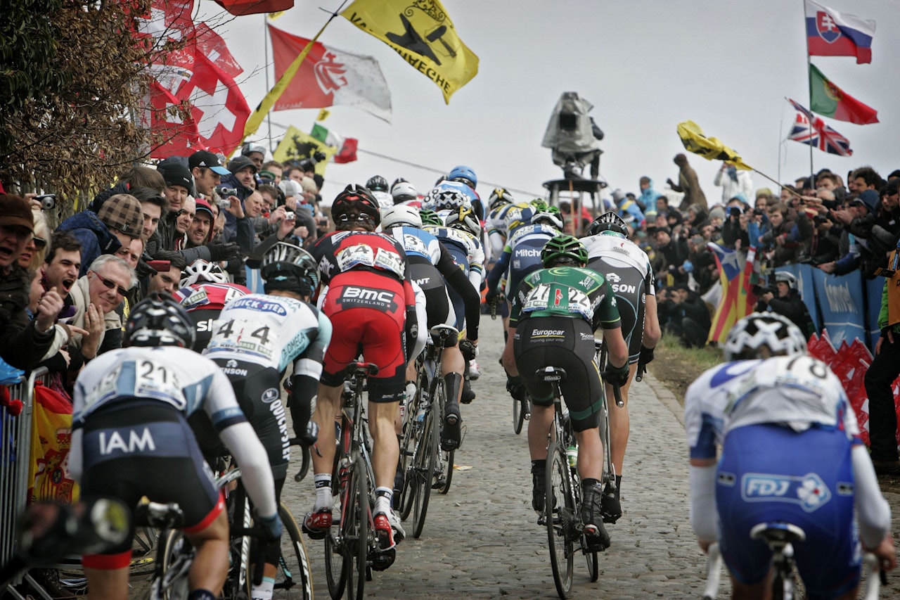 GOD KOK: Det mangler ikke på stemningen under Flandern Rundt. I timene før rytterne kommer blir publikum fôret med pommes frites, øl og majones. Foto: Cor Vos GOD KOK: Det mangler ikke på stemningen under Flandern Rundt. I timene før rytterne kommer blir publikum fôret med pommes frites, øl og majones. Foto: Cor Vos
