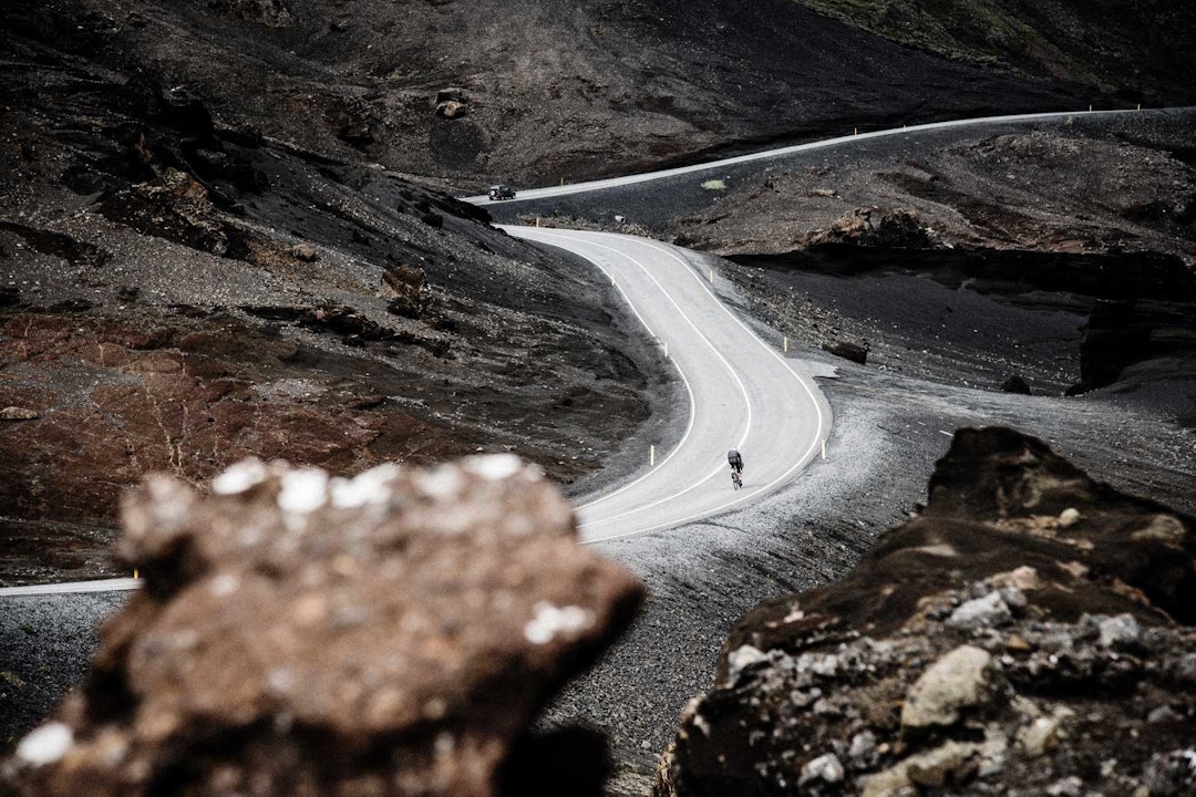 SVARTE DIAMANTER: Langs lange strekninger gjennom Reykjanes-fólkvangur er hver side av veien dekket av vulkansk sand og aske. Den er fin-kornet, og om det blåser godt trenger den seg inn i sko og drivverk. SVARTE DIAMANTER: Langs lange strekninger gjennom Reykjanes-fólkvangur er hver side av veien dekket av vulkansk sand og aske. Den er fin-kornet, og om det blåser godt trenger den seg inn i sko og drivverk.