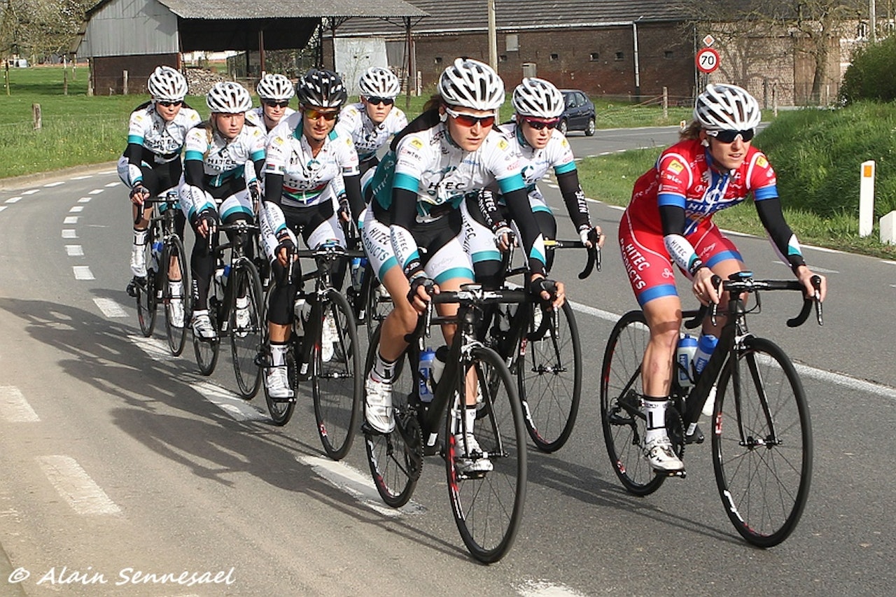 SJEKKER UT: Team Hitec Products med norsk mester Cecile Gotaas Johnsen i front sjekker ut løypen før søndagens store ritt. Foto: Alain Sennesail SJEKKER UT: Team Hitec Products med norsk mester Cecile Gotaas Johnsen i front sjekker ut løypen før søndagens store ritt. Foto: Alain Sennesail