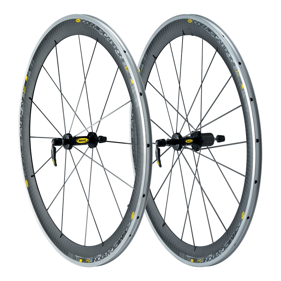 FOLKEFAVORITT: Mavic Cosmic Carbone SL har felgbane i aluminium, eiker i stål, og en kappe av karbon som gir mindre luftmotstand. FOLKEFAVORITT: Mavic Cosmic Carbone SL har felgbane i aluminium, eiker i stål, og en kappe av karbon som gir mindre luftmotstand.