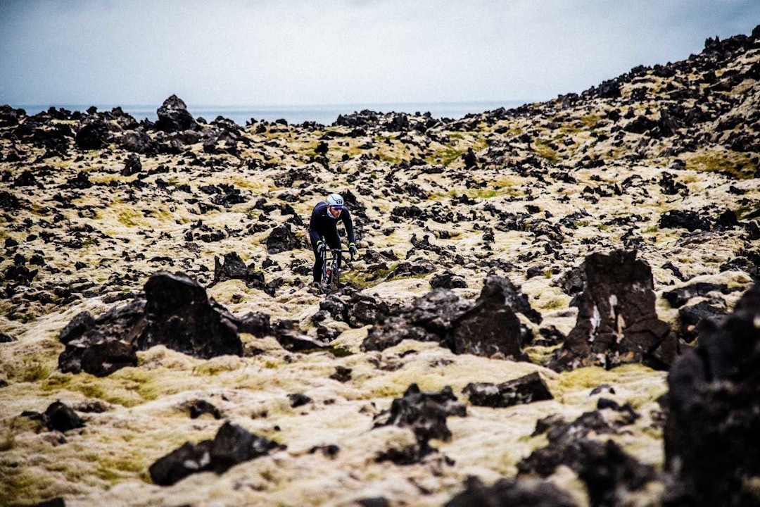 MOST: Gjennom et teppe av mose, revet i stykker av lavastein, går det en liten avstikker fra hovedveien. Den er nesten usynlig, vi lar den være en liten hemmelighet. I enden ved havet finner du rester av gamle bosetninger. MOST: Gjennom et teppe av mose, revet i stykker av lavastein, går det en liten avstikker fra hovedveien. Den er nesten usynlig, vi lar den være en liten hemmelighet. I enden ved havet finner du rester av gamle bosetninger.