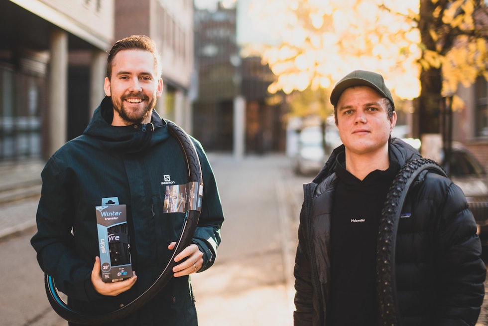 JOBBET HARDT: Alexander Gjendem Gjørven og Marius Næss i Retyre presenterer siste versjon av dekkene. Foto: Henrik Alpers. retyre-piggdekk-2