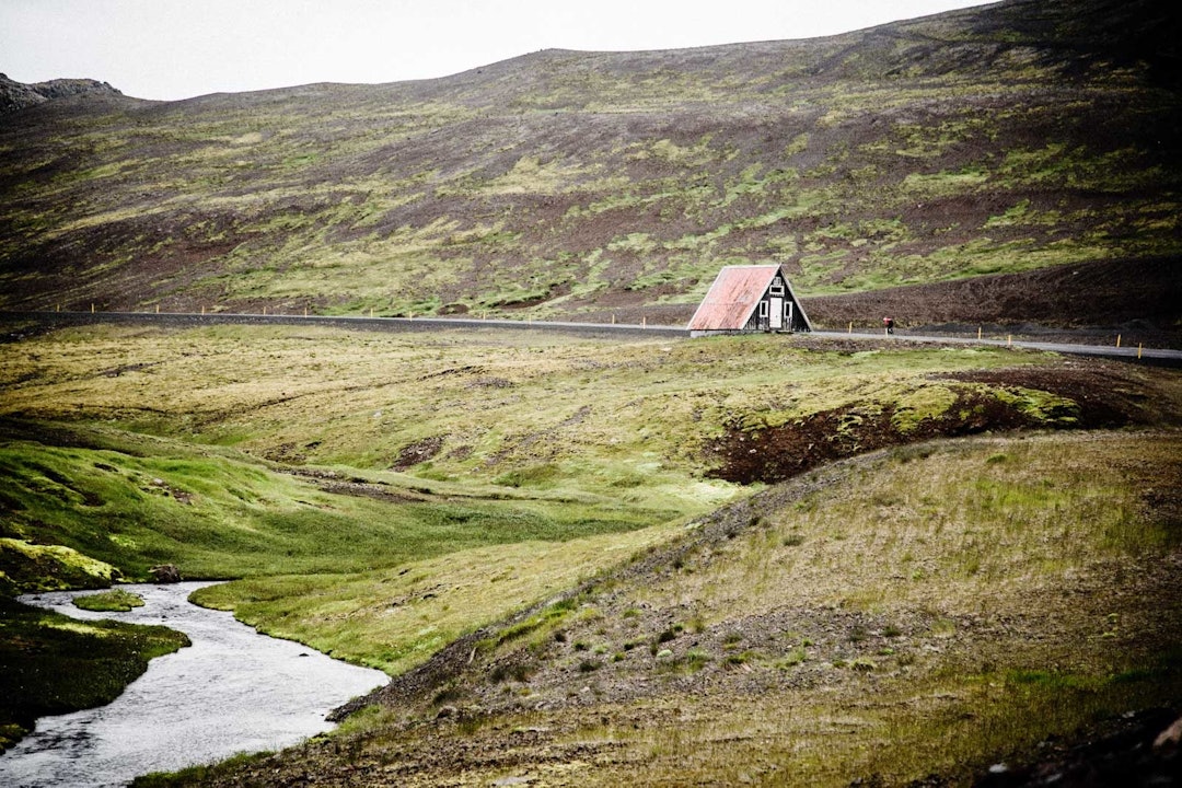 GAMMAL MORO: Klatringen over Snæfjellsjökull flater ut utallige ganger. Gjermund bryner seg på en falsk flate med forlatt bygning.