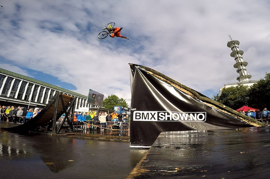 Frontflip under Tour des Fjords i Stord. Foto: Adrian Tell AT screen - frontflip nohander i Stord TDF 1400x932