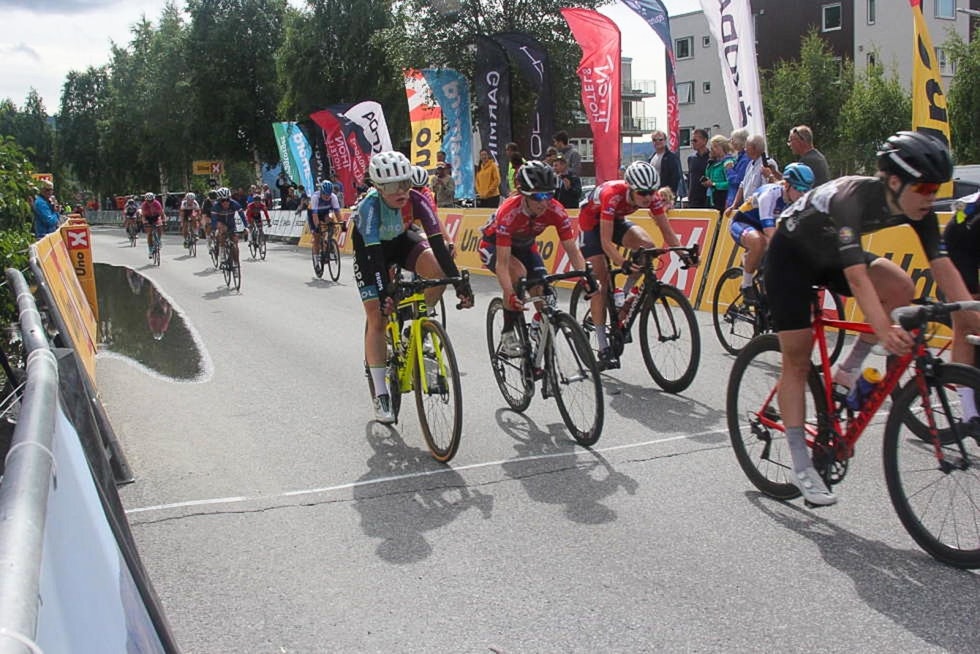 AVSLUTTER ALENE: På det avsluttende gaterittet sykler damene i eget felt. Foto: Ingeborg Scheve. tour-te-fjells-damer-2