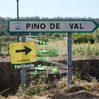 VEIMERKING: Arrangøren har et svare strev med å skilte ruta på kronglete veier i Galicia!