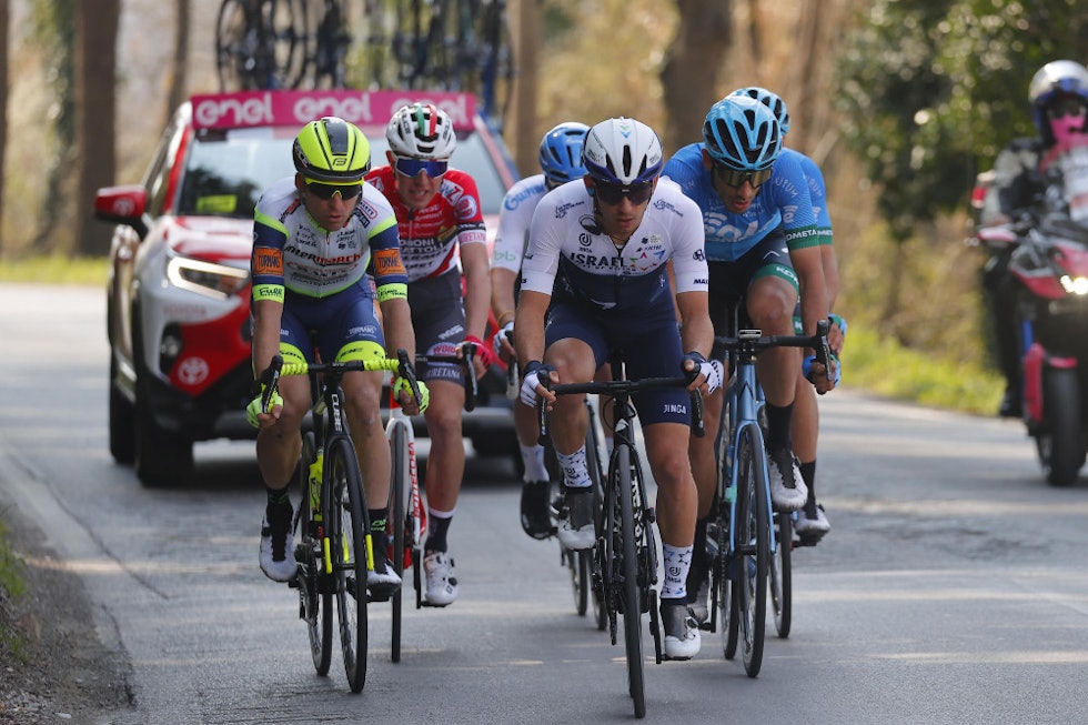 BRUDDET: Som vanlig var det noen som forsøkte seg, men bruddet var sjanseløse overfor spurtlagene. Foto: Cor Vos brudd tirreno adriatico jan bakelants guy niv