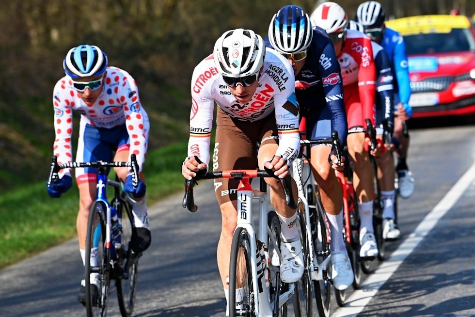 BRUDDET: Oliver Naesen leder an bruddet tidlig på etappen. Foto: Cor Vos oliver naesen paris-nice