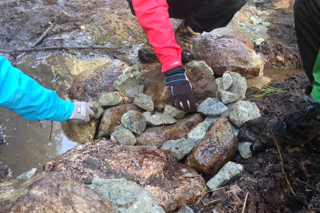 Stein for stein har stiene i området rundt Nordfjord Folkehøgskule blitt mer bærekraftige og solide. Foto: Tord Hafnor NOrdfjord Folkehøgskule - rock detail - 1400x933