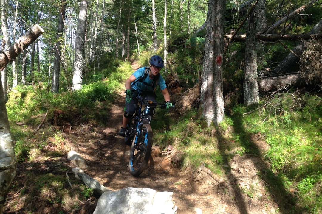 Når man vet hva som ligger bak en god sti, blir det enda artigere å sykle mener elevene på stisykling valgfag ved Nordfjord Folkehøgskule. Foto: Tord Hafnor NOrdfjord Folkehøgskule - rider - Foto Tord Hafnor 1400x933