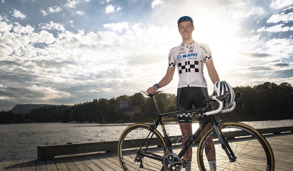 Håkon Lunder Aalrust poserer med sykkel