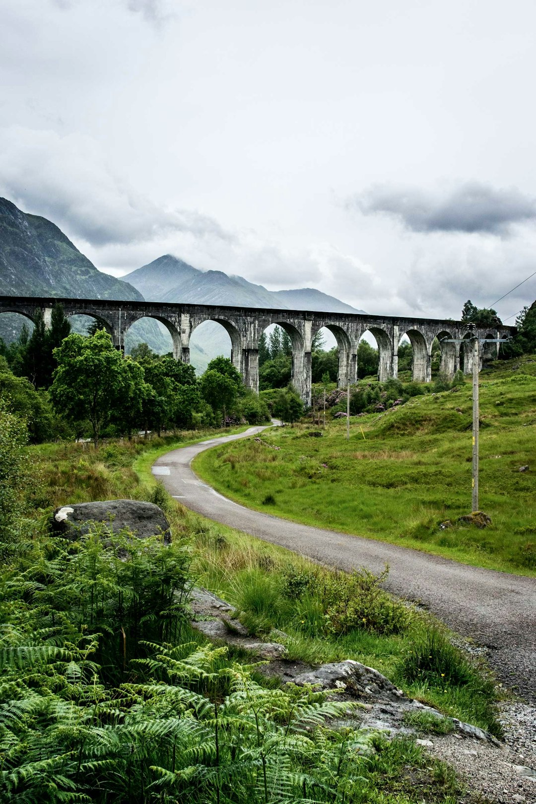 TIL HOGWART: Jernbaneviadukten på bildet er et populært turistmål, i moderne tider best kjent fra Harry Potter-filmene. Flere ganger daglig passerer gamle damplokomotiv.