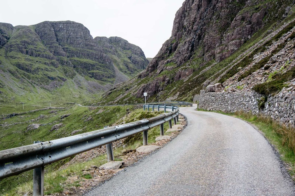 STEINHAUG: Bealach na ba er et pass som rager 650 meter over havet. Veien går i et frodig steinterreng, der det kan blåse meget friskt på toppen. STEINHAUG: Bealach na ba er et pass som rager 650 meter over havet. Veien går i et frodig steinterreng, der det kan blåse meget friskt på toppen.