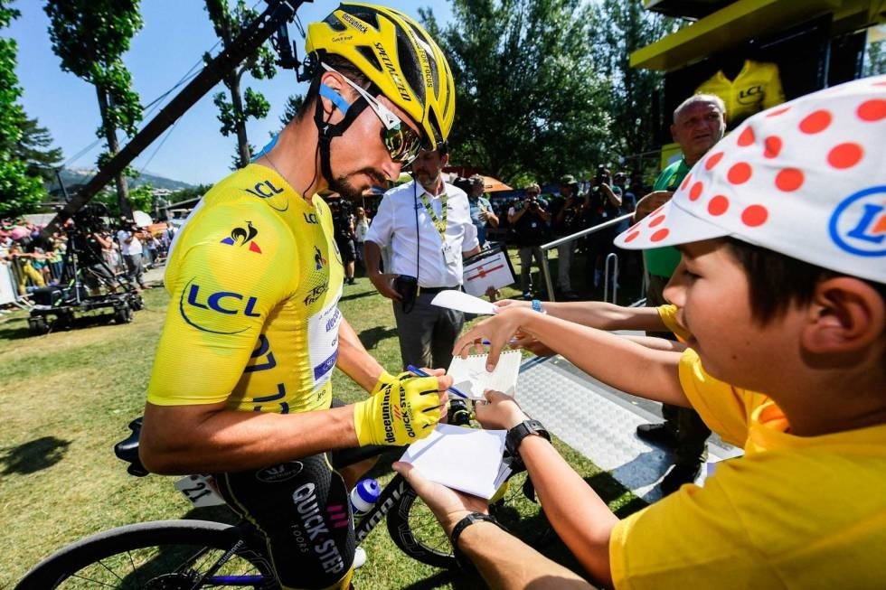 INGEN AUTOGRAFRUNDE: Julien Alaphilippe får trolig pause fra autografjegere i sommer. Foto: Cor Vos. Julien Alaphilippe skriver autografer under tour de france