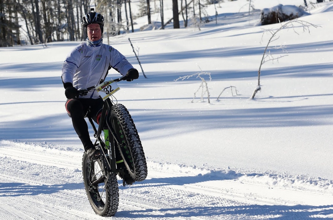 Lygna Fatbike er ikke verre seriøst enn at det er plass til triks og moro underveis, selv om rittet har status som uoffisielt norgesmesterskap. Foto: Ola Morken Eskil Andre Moe - Fatbike NM 2016 - Ola Morken 1400x924