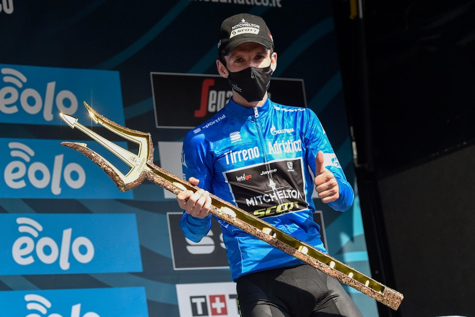 VANT: Som vinner av fjorårets utgave fikk Simon Yates det vanvittig kule trofeet som vinneren av Tirreno-Adriatico får hvert år. Foto: Cor Vos simon yates tirreno-adriatico