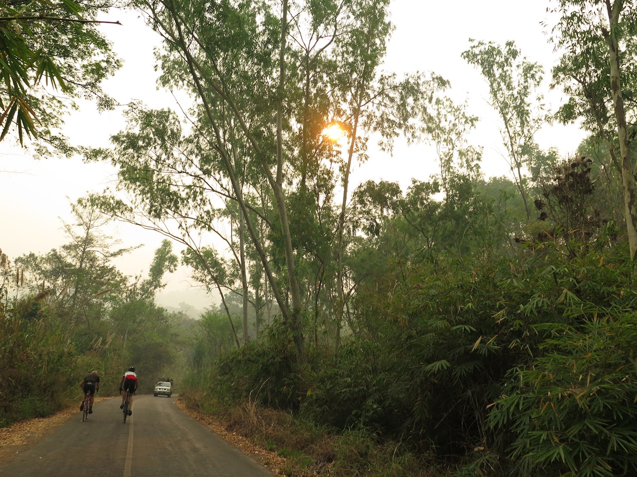 IKKE REN FJELLUFT I MARS:  Smogen nekter solen å slippe gjennom med full styrke da vi forserer et jungelparti på trening i Chiang Rai nord i Thailand.  IKKE REN FJELLUFT I MARS:  Smogen nekter solen å slippe gjennom med full styrke da vi forserer et jungelparti på trening i Chiang Rai nord i Thailand.