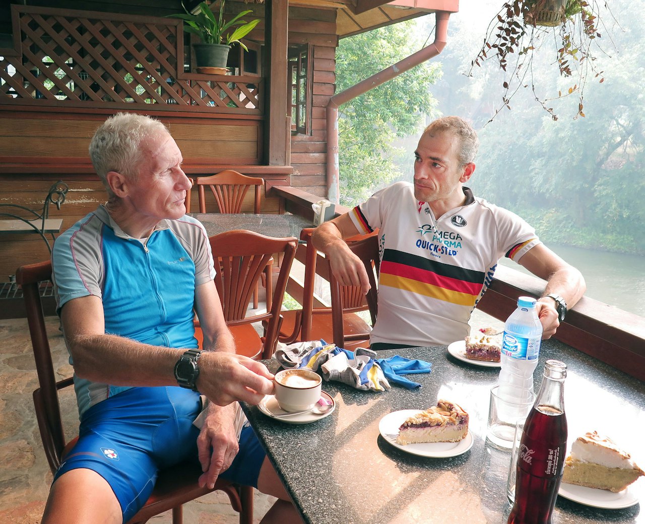 KAFFEPAUSE VED ELVA: Thorleif Andresen (t.v.) og sykkelkamerat Ronny fra Belgia diskuterer siste nytt fra proffenes verden. KAFFEPAUSE VED ELVA: Thorleif Andresen (t.v.) og sykkelkamerat Ronny fra Belgia diskuterer siste nytt fra proffenes verden.