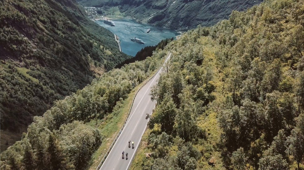 Katringa opp fra Eidsvatnet går over i Ørnevegen (RV 63) og ned de 11 hårnålsvingene til Geirangerfjorden. Bilde: Magnus Roaldset Furset