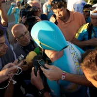 FRITT VILT: Alle ville ha en bit av Vincenzo Nibali etter målgangen i Sanxenxo.