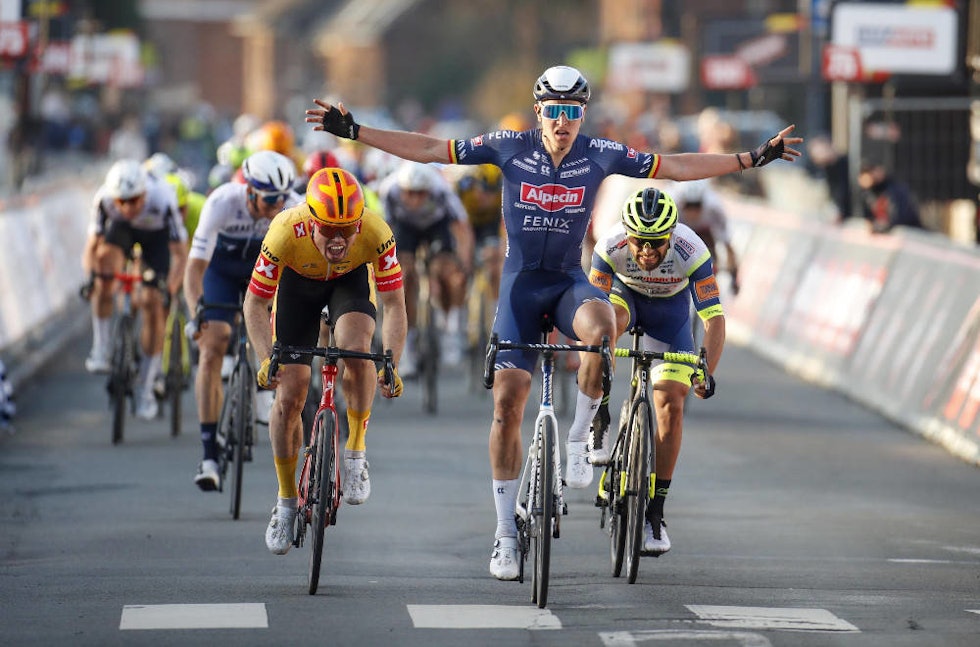 SNØT TILLER: Tim Merlier er i godt slag. Blant annet spurtet han forbi Rasmus Tiller på de siste 50 meterne av Le Samyn og stjal seieren fra nordmannen. Foto: Cor Vos rasmus tiller tim merlier le samyn