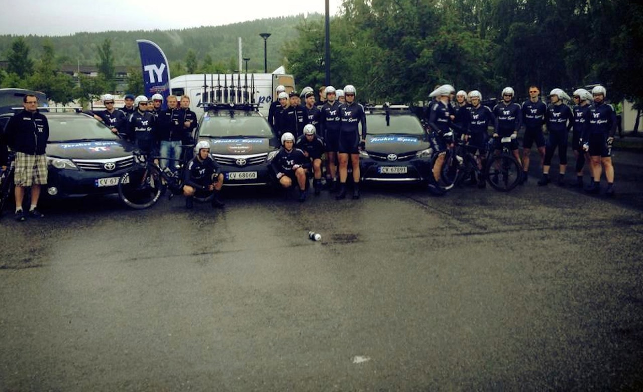 FRUSTRERTE: Team YT-Torshov kan i år måtte sykle uten følgebiler. Foto: Privat