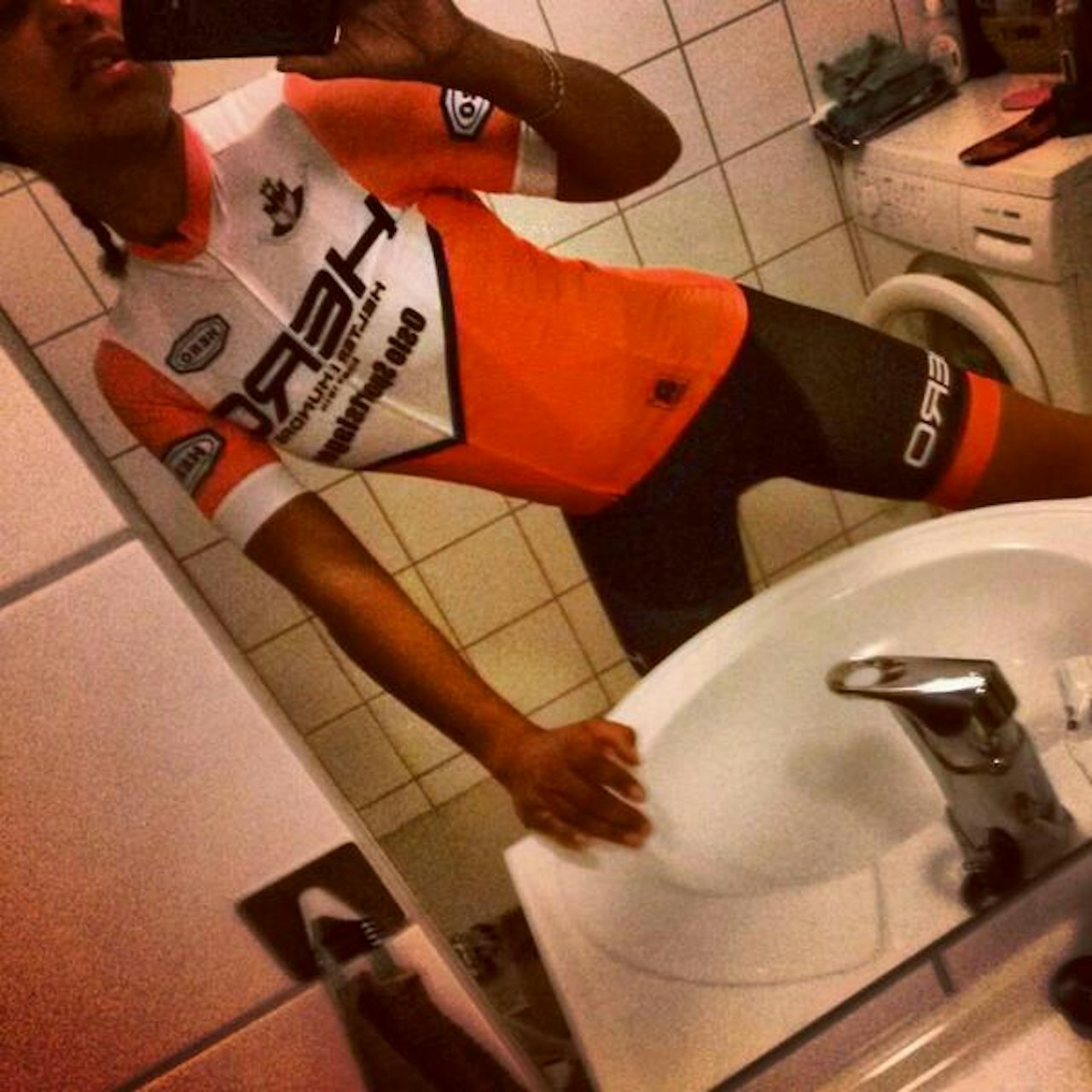 RADIKALT OG KLASSISK: IK Hero feirer 100 år med nytt design og baderomssjølvknips. (Foto: Katrine Hofstad) RADIKALT OG KLASSISK: IK Hero feirer 100 år med nytt design og baderomssjølvknips. (Foto: Katrine Hofstad)