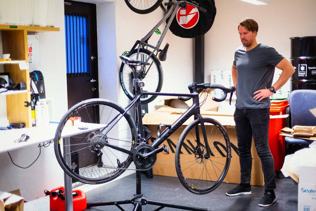 Sykkelen er i stativet, klar for demontering og nedpakking. Sykkelen er i stativet, klar for demontering og nedpakking.