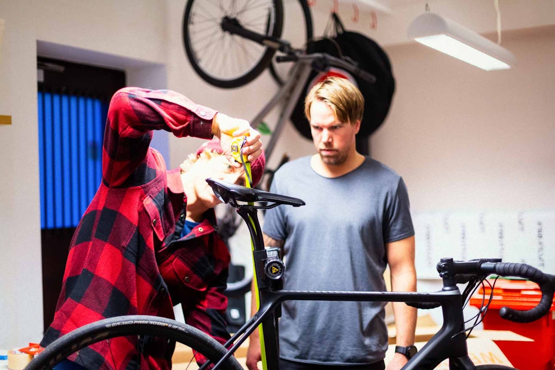 Mål gjerne setehøyden din på forhånd. Da blir det enklere å få setet i korrekt høyde. Mål gjerne setehøyden din på forhånd. Da blir det enklere å få setet i korrekt høyde.