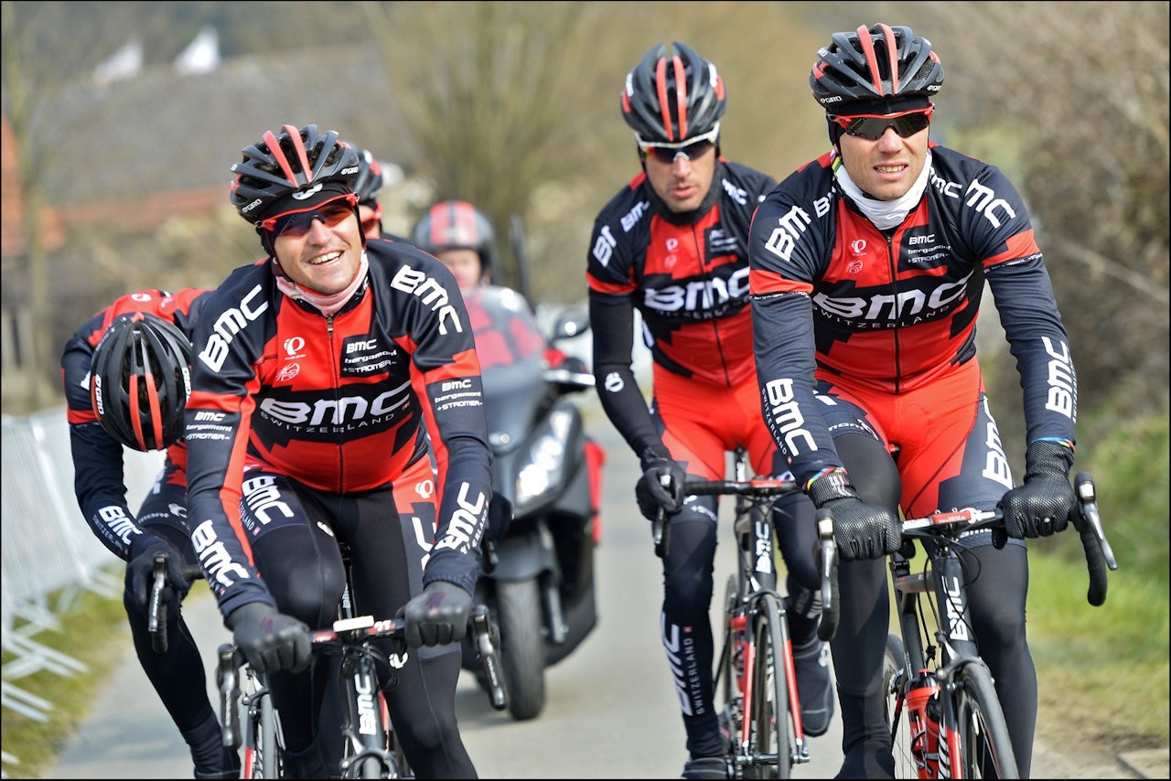 LÆR AV THOR: Thor Hushovd og resten av BMC vet å kle seg selv om det er vår i lufta. Foto: Cor Vos. LÆR AV THOR: Thor Hushovd og resten av BMC vet å kle seg selv om det er vår i lufta. Foto: Cor Vos.