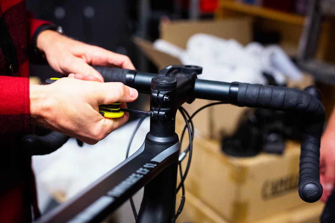 Med litt varsom behandling slipper du kanskje å justere styrelageret når du monterer sykkelen igjen, men sjekk for å være på den sikre siden.
