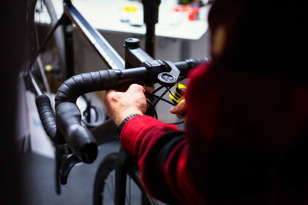 Løsne skruene i styrefremspringet akkurat nok til at du kan vri på styret. Løsne skruene i styrefremspringet akkurat nok til at du kan vri på styret.