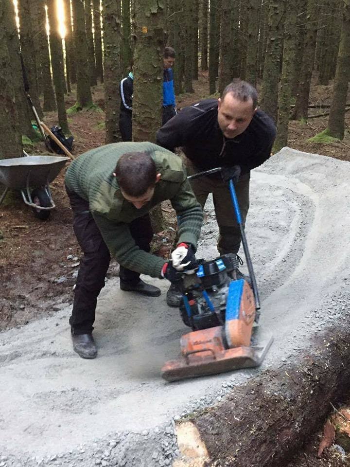 Gruslegging og forsterkede doseringer skal gjøre stiene i Njåskogen mer robuste både mot vær, vann og økt bruk. Foto: Bjørn Kjetil Aanensen Njåskogen - Bjørn Kjetil Aanensen 720x950