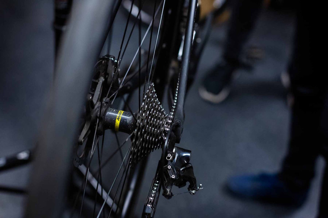 Girer du ned på kassetten, blir det mindre spenn i kjedet, og enklere å ta av hjulet. Girer du ned på kassetten, blir det mindre spenn i kjedet, og enklere å ta av hjulet.