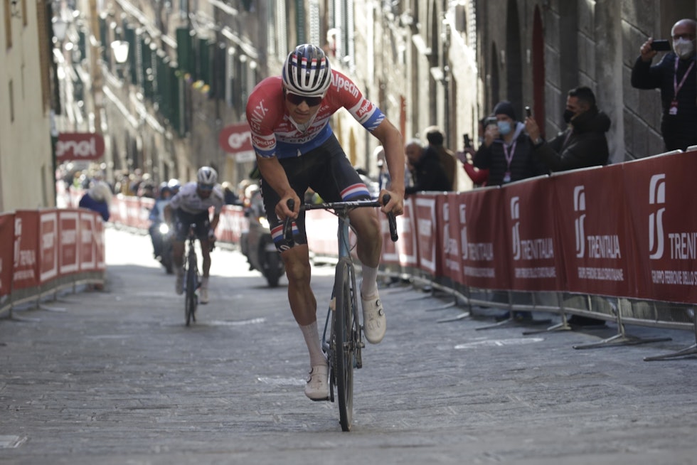 AVGJØR: Mathieu van der Poel var utilnærmelig i den siste bakken. Her distanserer han Julian Alaphilippe. Foto: Cor Vos CORVOS_00032931-053