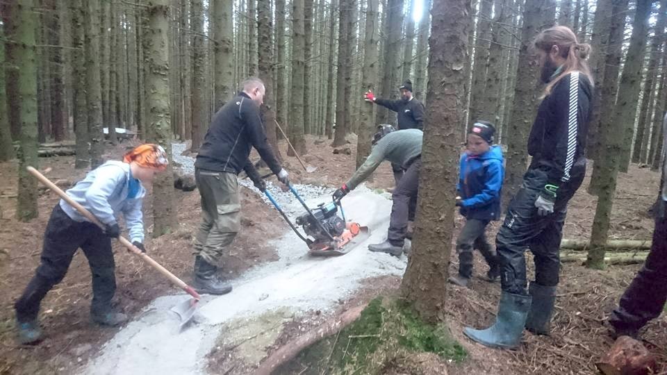 Med støtte fra Sparebankstiftelsen og Bryne CK har dugnadsgjengen på Jæren gått i gang med å gjøre stiene i Njåskogen mer bærekraftige. Foto: Bjørn Kjetil Aanensen Njåskogen 2 - Bjørn Kjetil Aanensen 960x