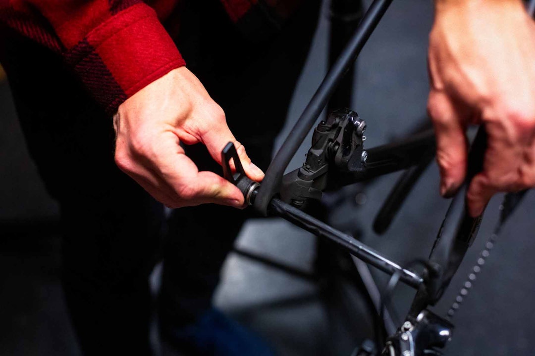 Har du gjennomgående skruakslinger på sykkelen, er det best å bare montere disse igjen. Har du gjennomgående skruakslinger på sykkelen, er det best å bare montere disse igjen.