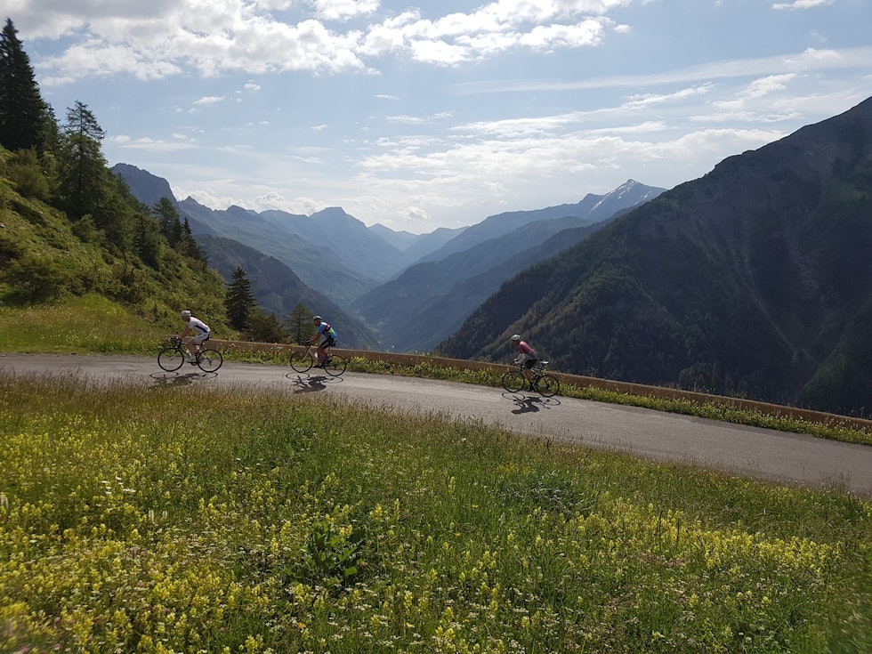 JULIE ANDREWS: Fra Col d'Allos ser man over mot den siste leggen ned fra Col de Cayolle. Foto: Lars Lundby allos2-1024