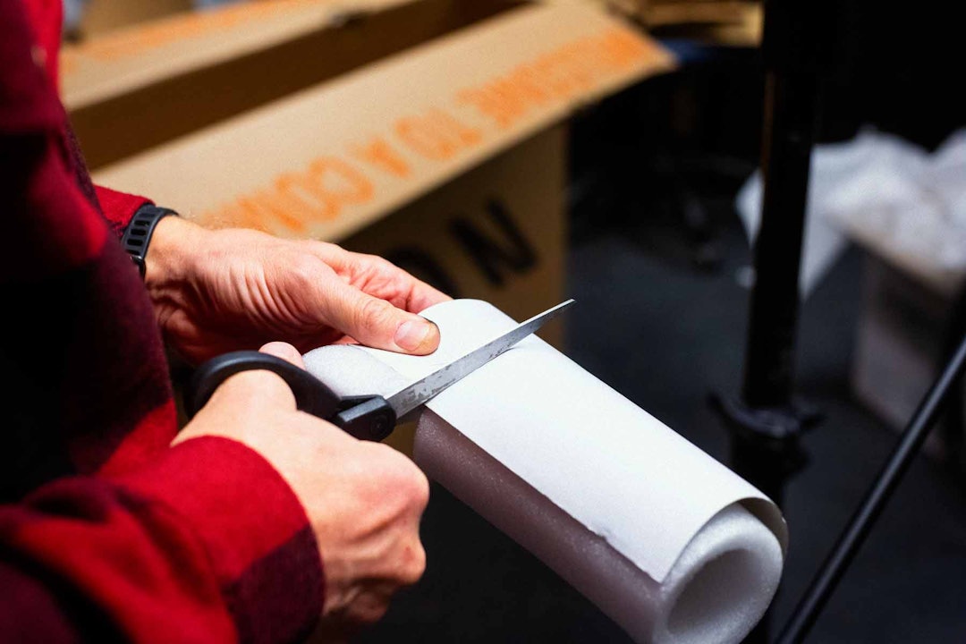 Ta det du har. Her kan flere forskjellige gjenstander fungere som avstiver mellom rammestagene. Ta det du har. Her kan flere forskjellige gjenstander fungere som avstiver mellom rammestagene.