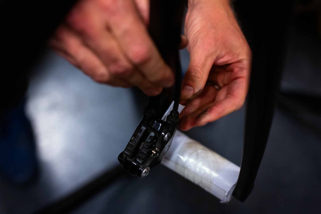 Det finnes spesiallagde plaststykker til formålet, men litt papp gjør også nytten. Det finnes spesiallagde plaststykker til formålet, men litt papp gjør også nytten.