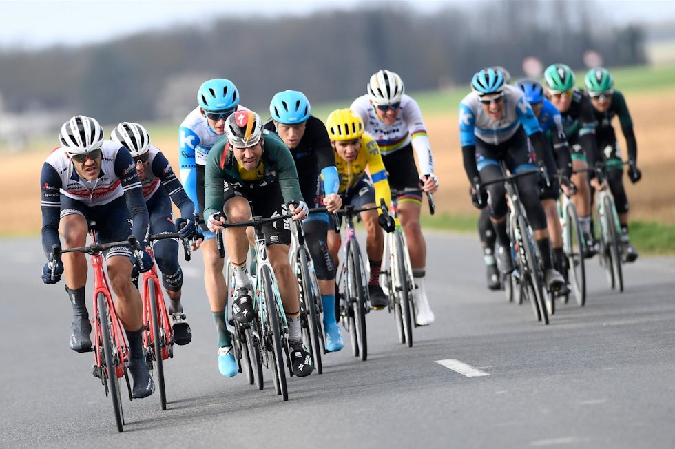 SIDEVIND: På forblåste sletter i Frankrike får vinden godt tak i rytterne. Det betyr viftekjøring i sidevinden. Foto: Cor Vos. paris-nice-2021-2