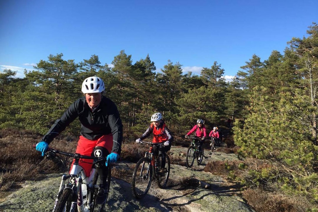 Stisykkelpikene er nå blitt jentegruppa i Gresvig IF Stisyklister, og har plass til alle uansett nivå. Foto: Hanne H. Karlsen GIF jentetur 2016 sunny - Hanne H Karlsen 1400x933