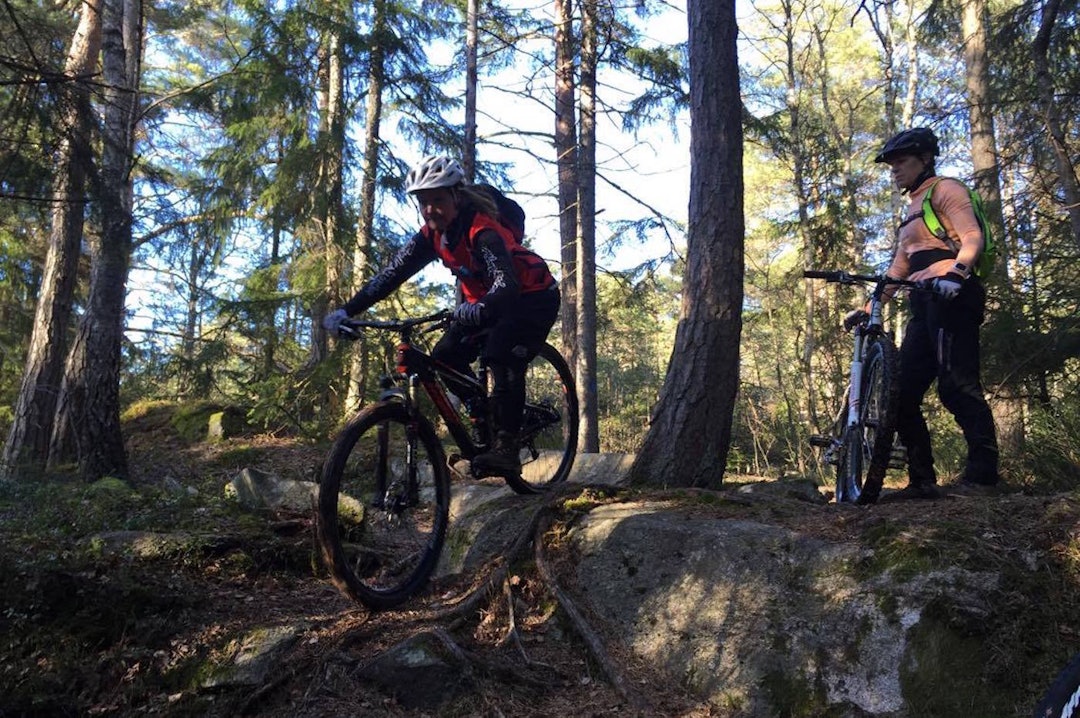 Alle får sjansen til å cruxe og prøve seg. Gresvig-jentene venter på hverandre og deler hverandres mestringsglede. Foto: Hanne H. Karlsen GIF jentetur 2016 crux - Hanne H Karlsen 1400x933